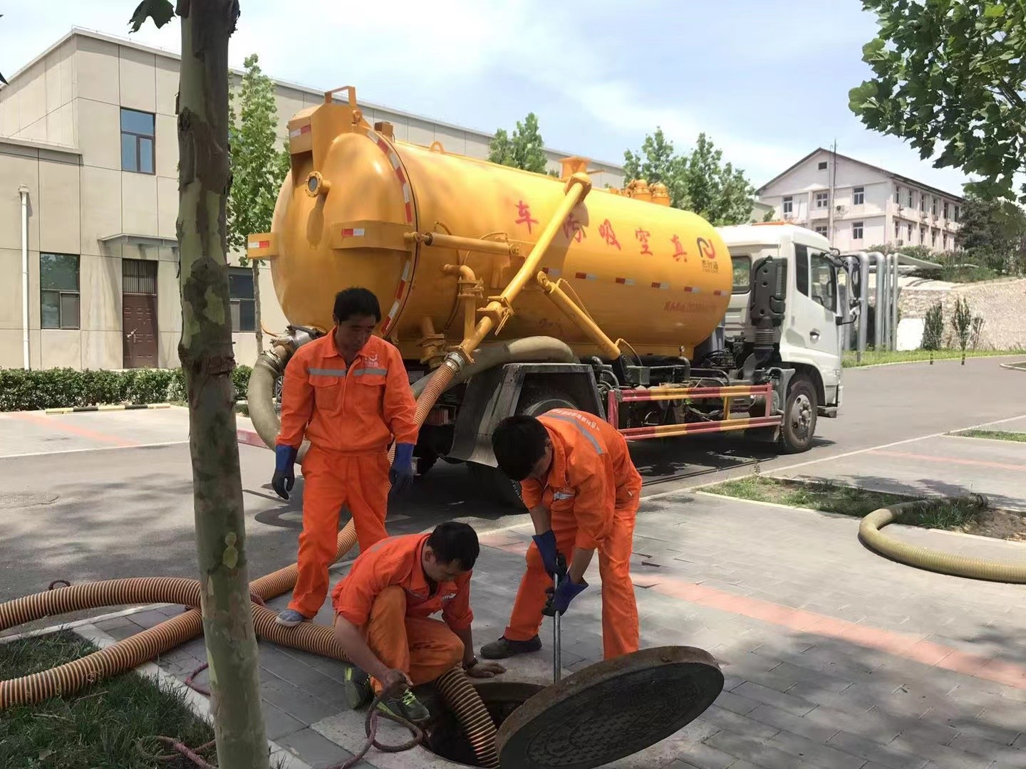 鹤城管道疏通车停在窨井附近