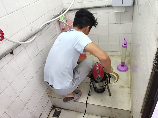 鹤城管道堵塞冒臭气 专业师傅现场解决问题